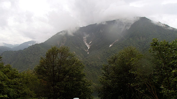 山にはまだ残雪らしきものも見えました